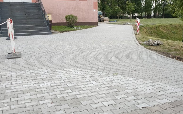 Nowy chodnik na terenie Zespołu Szkół im. Hipolita Cegielskiego w Chodzieży – inwestycja dla bezpieczeństwa i dostępności.